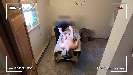 Сын жарит зрелую мать в письку на массажном столе