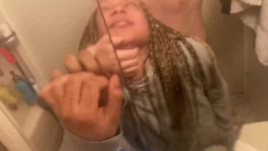 Молодая телочка лижет член своего парня в ванной комнате, пока гости их ждут за столом