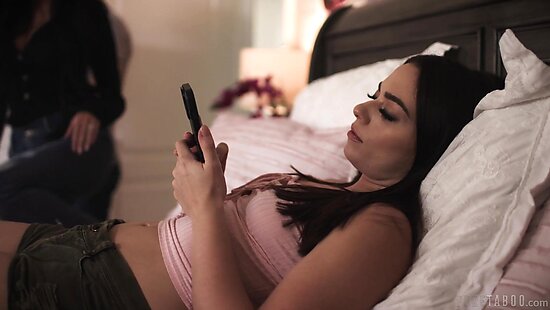 Брат кончил на живот сестры с маленькими титьками